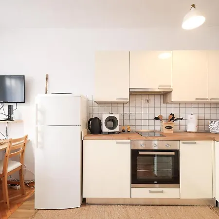Modern With Terrace Near Old Town *
